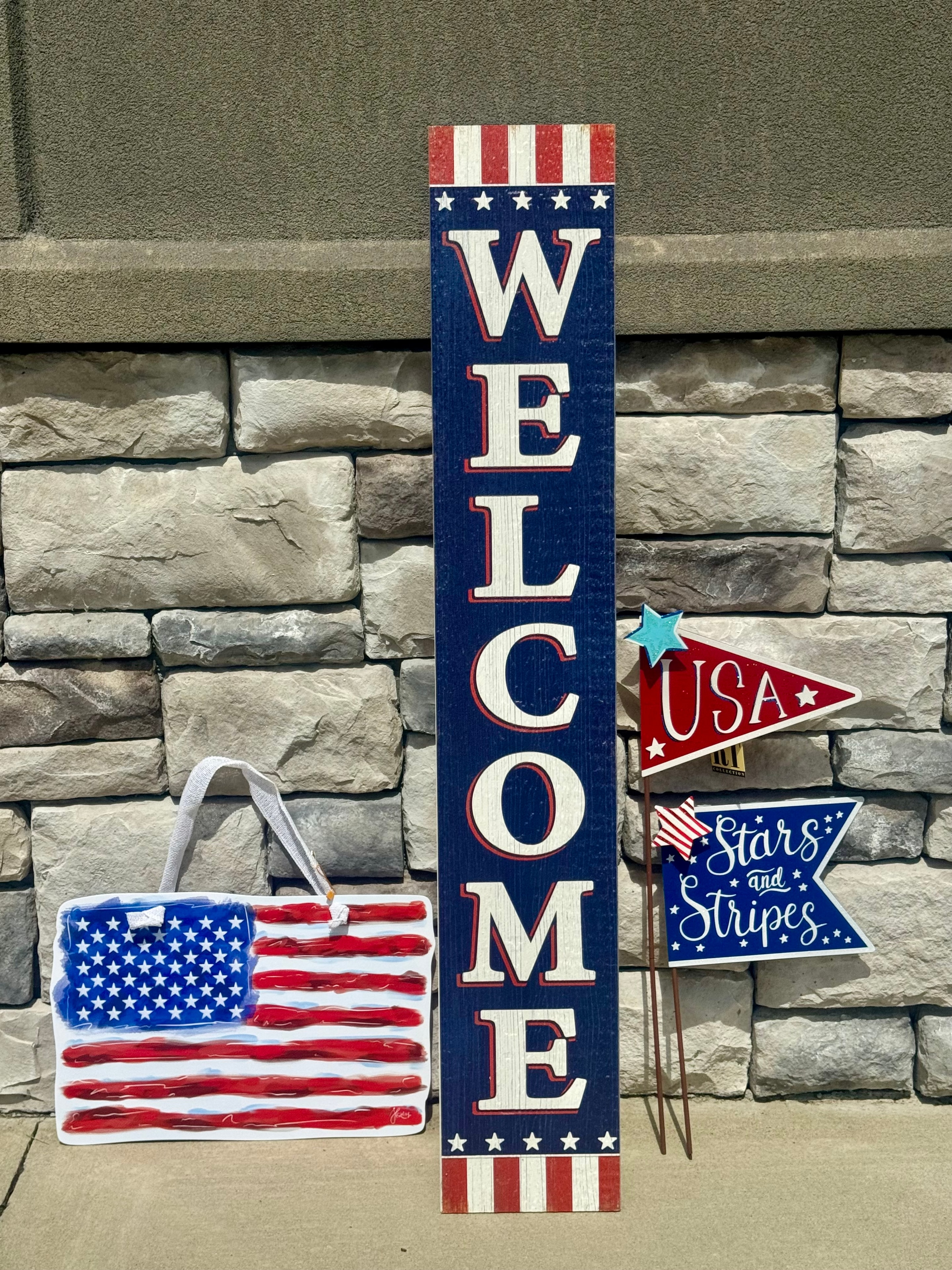 Patriotic welcome sign and USA décor